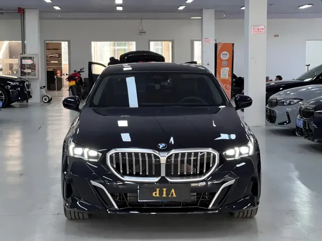 BMW 5 Series — Фото автомобиля 2