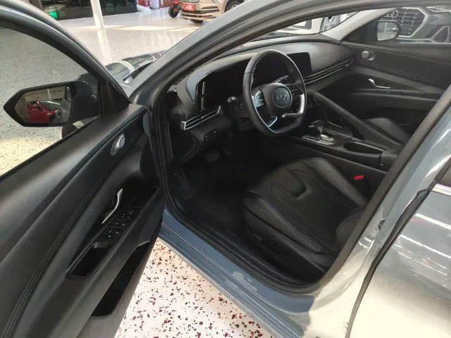 Hyundai Elantra — Фото автомобиля 5