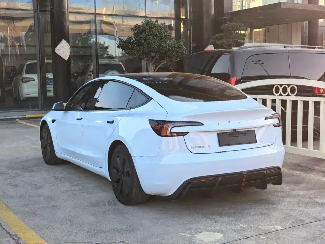 Tesla Model 3 — Фото автомобиля 2