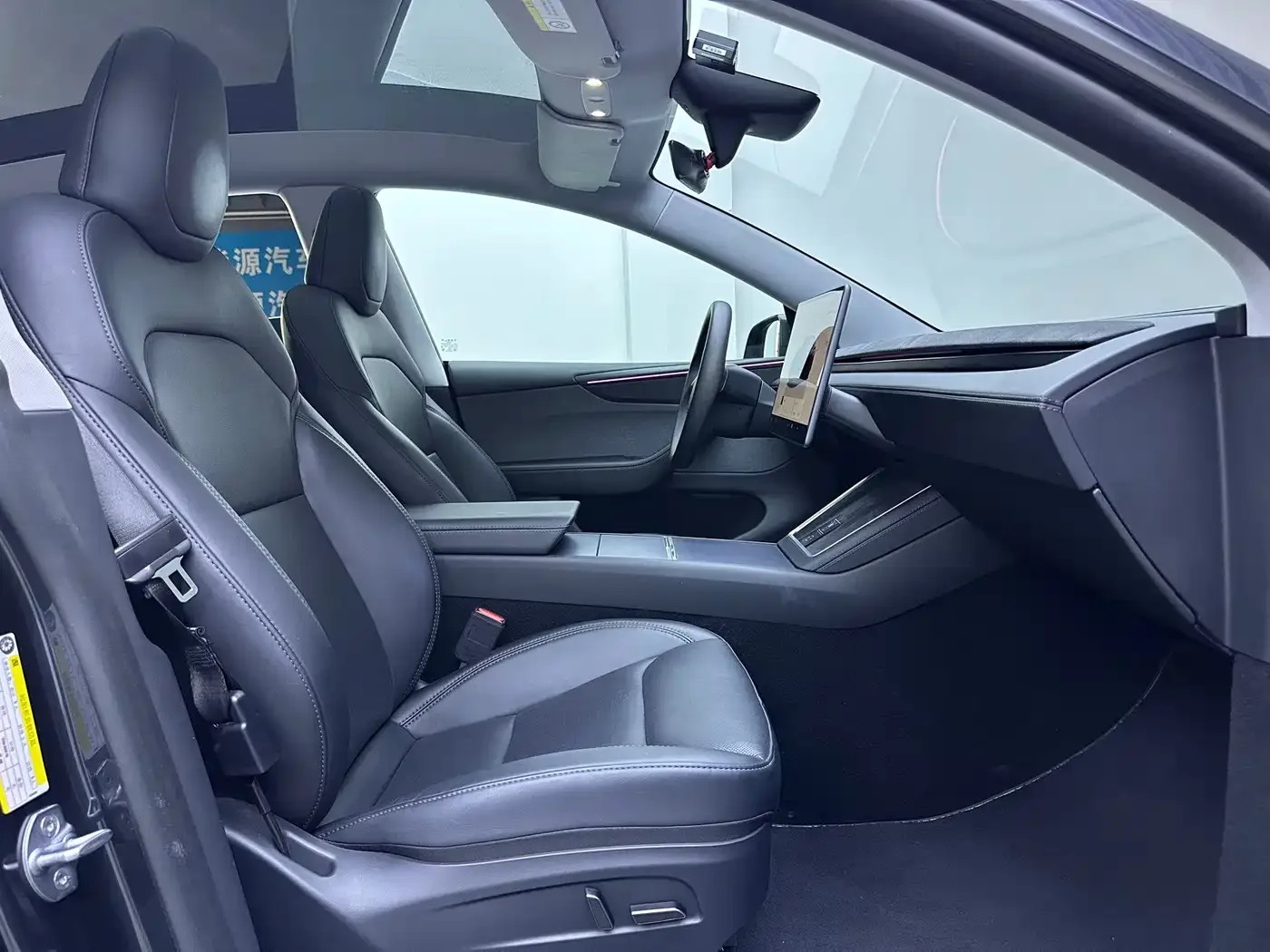 Tesla Model Y 2025 Model Rear-Wheel Drive Launch Edition — Фото автомобиля 13