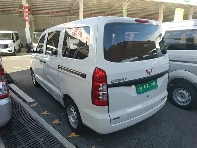 Wuling Hongguang V — Фото автомобиля 4