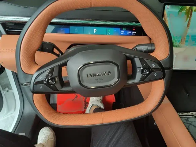 Lynk & Co Lynk & Co 10 EM-P 2025 Model 120km Base Version — Фото автомобиля 6