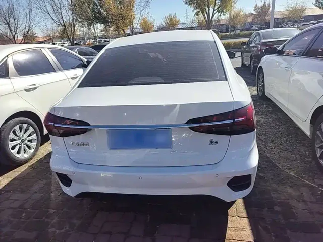 Roewe i5 — Фото автомобиля 5