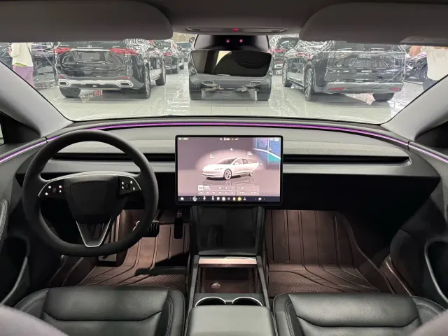 Tesla Model 3 — Фото автомобиля 12
