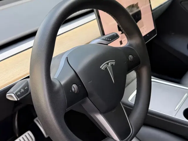 Tesla Model Y — Фото автомобиля 6