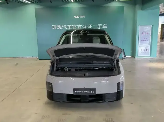Li Auto MEGA — Фото автомобиля 3