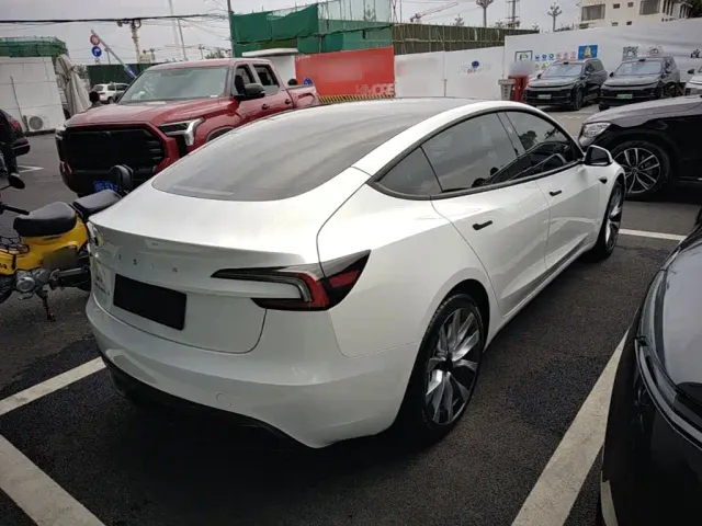 Tesla Model 3 — Фото автомобиля 6