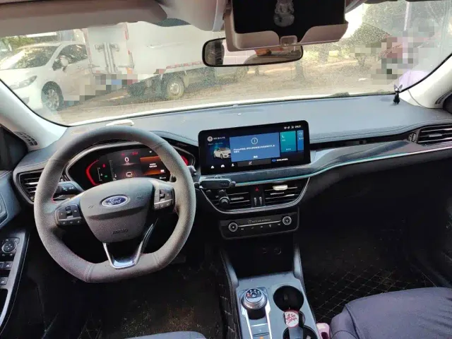 Ford Focus — Фото автомобиля 10