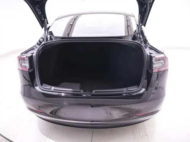 Tesla Model 3 — Фото автомобиля 22