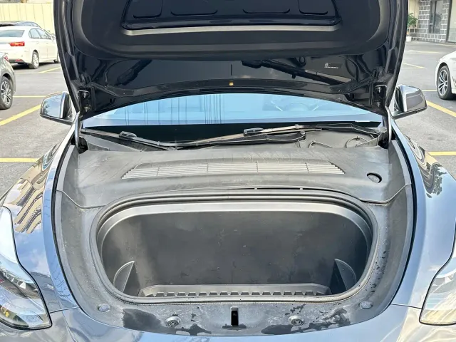 Tesla Model Y — Фото автомобиля 19