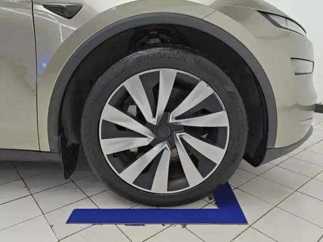 Tesla Model Y — Фото автомобиля 6