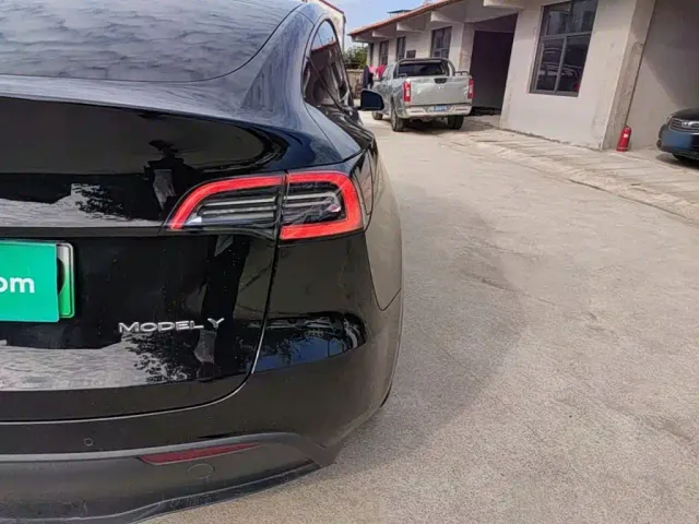 Tesla Model Y — Фото автомобиля 7