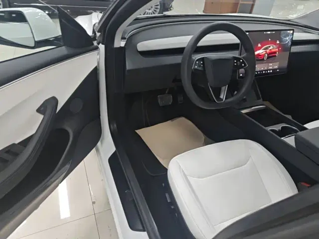 Tesla Model 3 — Фото автомобиля 15