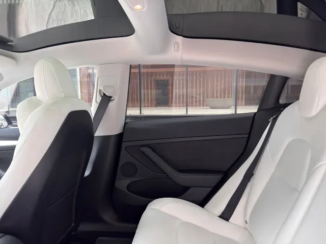 Tesla Model 3 — Фото автомобиля 22
