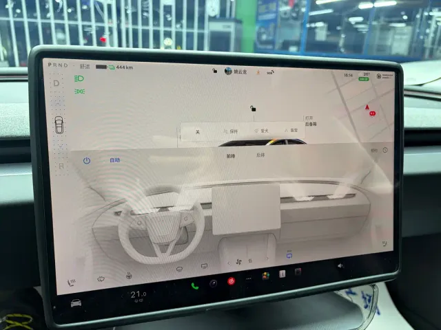 Tesla Model 3 — Фото автомобиля 12