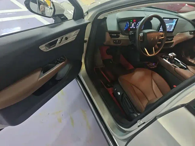 Hongqi E-QM5 — Фото автомобиля 15