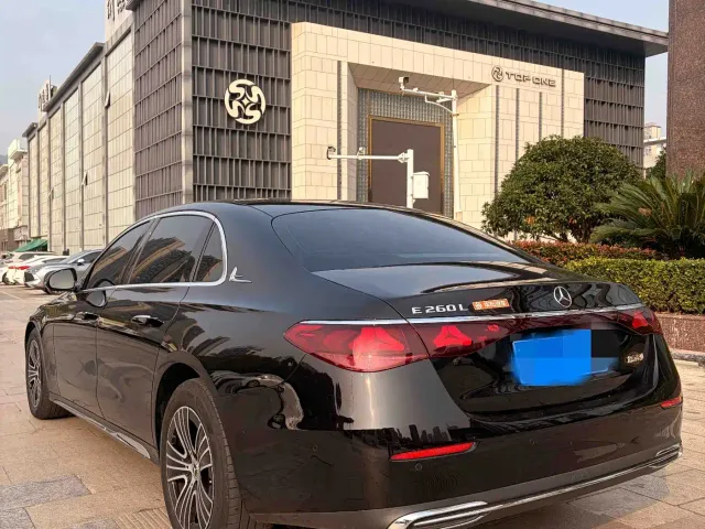 Mercedes-Benz E-Class — Фото автомобиля 5