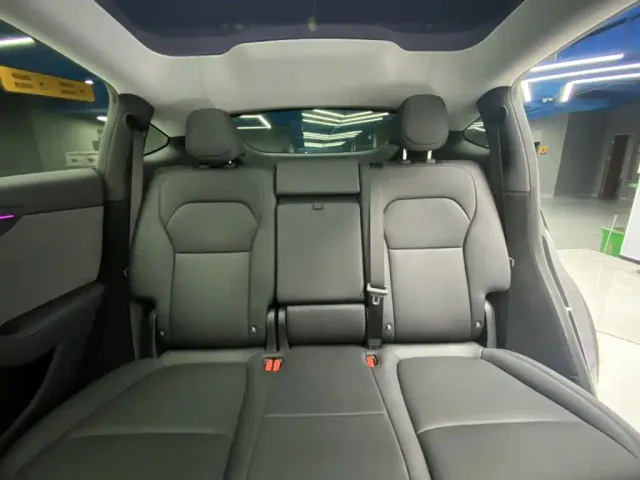 Tesla Model Y — Фото автомобиля 23