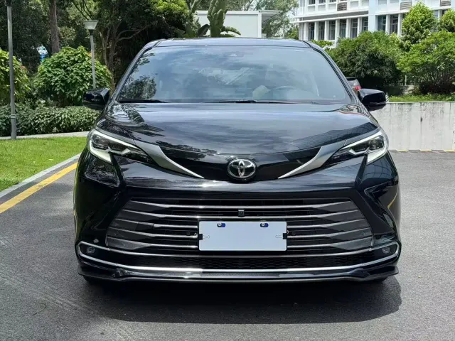Toyota Sienna — Фото автомобиля 3