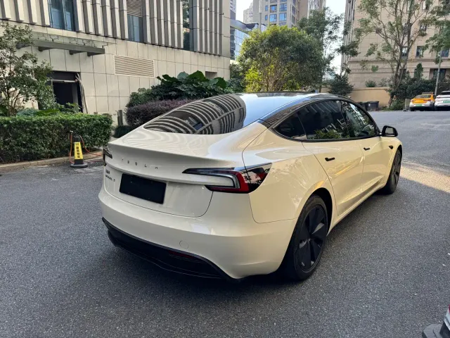 Tesla Model 3 — Фото автомобиля 8