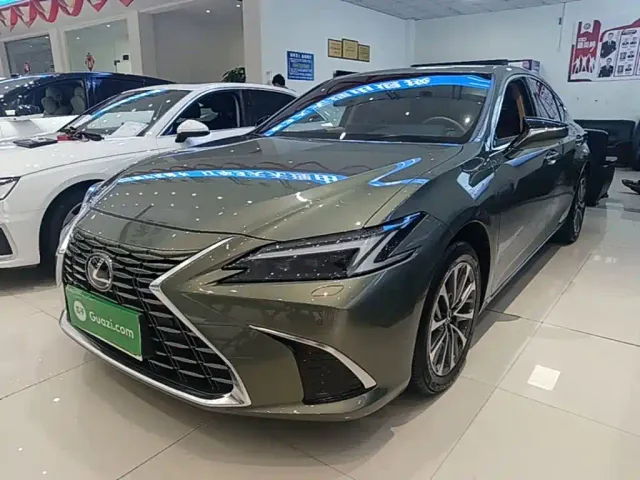 Фотография автомобиля — Lexus ES