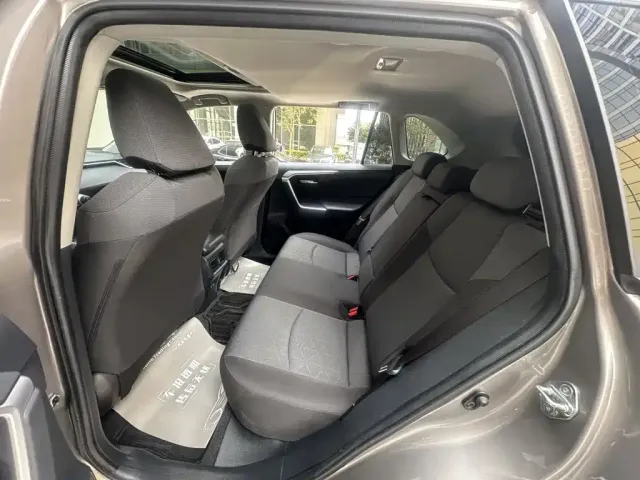 Toyota RAV4 — Фото автомобиля 7