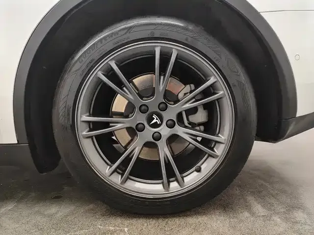 Tesla Model Y — Фото автомобиля 14