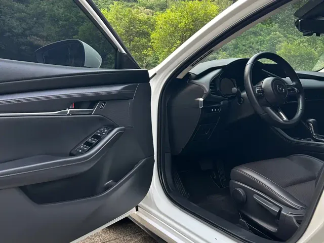 Mazda Axela — Фото автомобиля 14