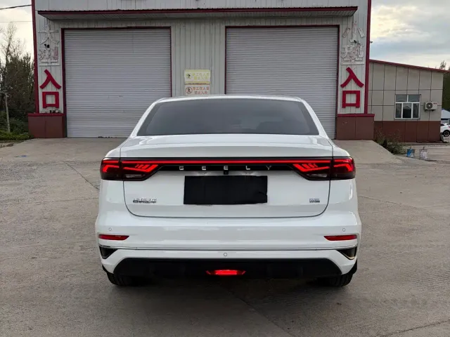 Geely Emgrand — Фото автомобиля 10