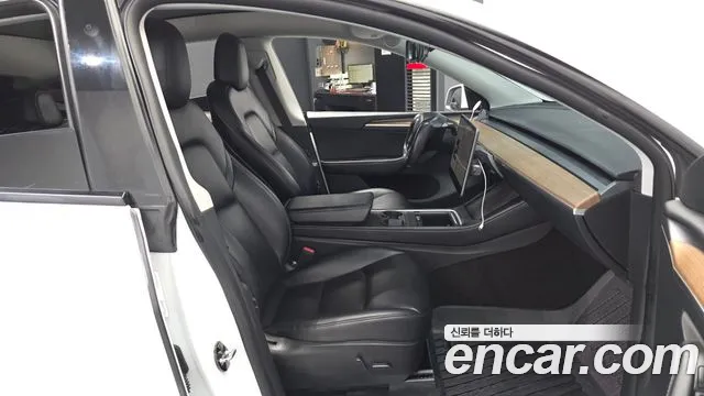 Tesla Model Y — Фото автомобиля 17