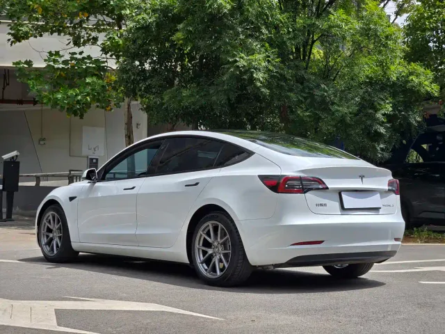 Tesla Model 3 — Фото автомобиля 7