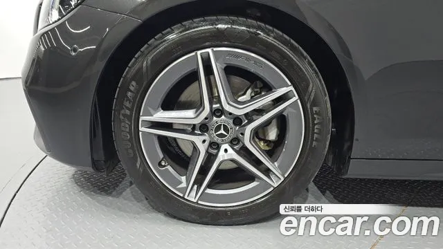Mercedes-Benz E-Class — Фото автомобиля 5