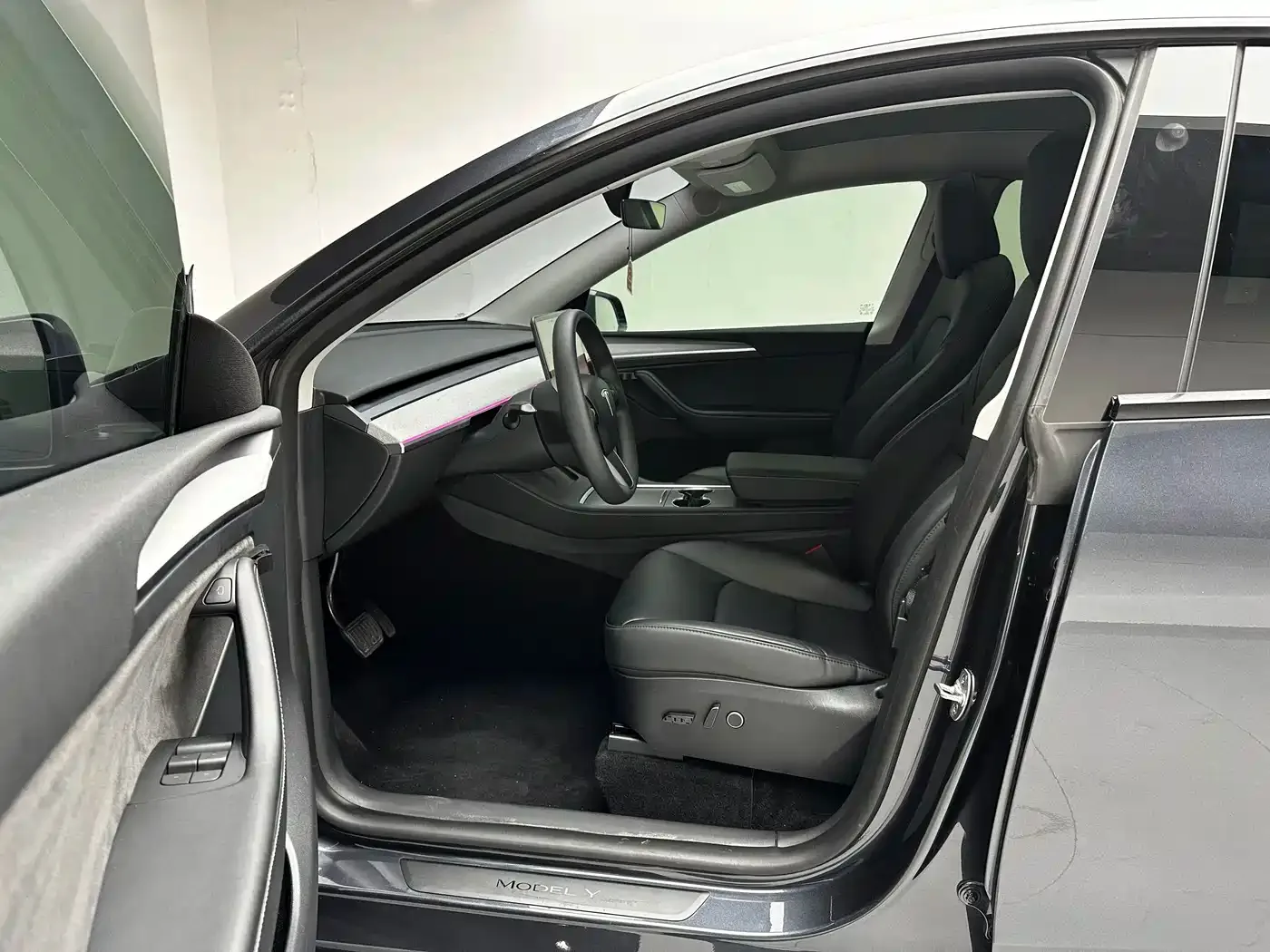 Tesla Model Y 2024 Rear-Wheel Drive Version — Фото автомобиля 13