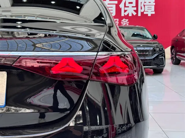 Mercedes-Benz E-Class — Фото автомобиля 18