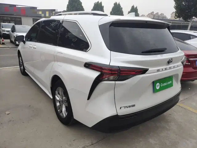 Toyota Sienna — Фото автомобиля 4