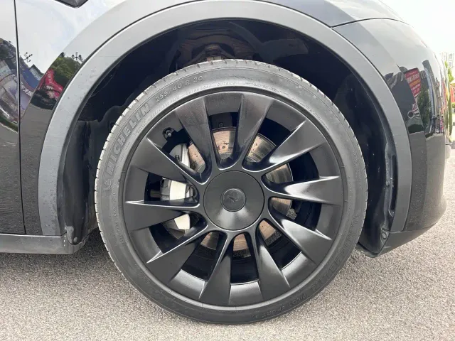 Tesla Model Y — Фото автомобиля 11