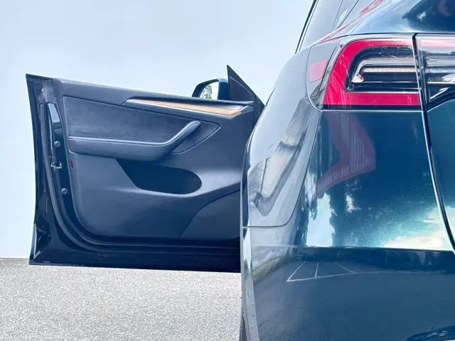 Tesla Model Y — Фото автомобиля 11