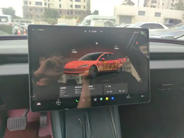 Tesla Model 3 — Фото автомобиля 12