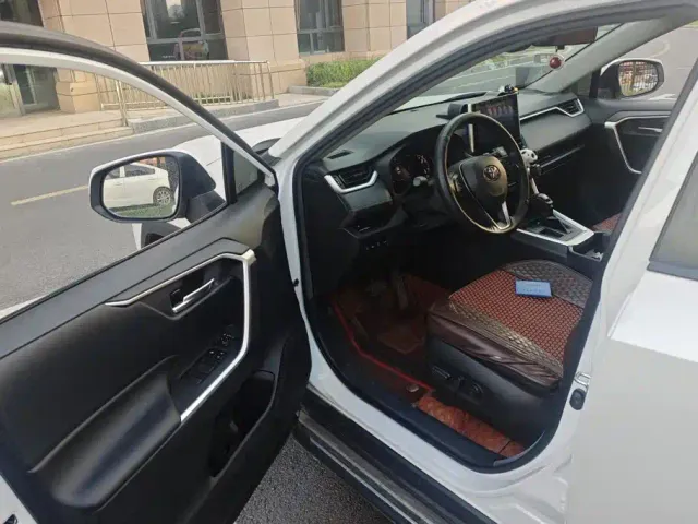 Toyota RAV4 — Фото автомобиля 7