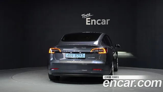 Tesla Model 3 — Фото автомобиля 4