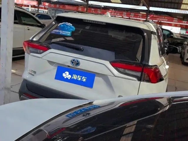 Toyota RAV4 — Фото автомобиля 3