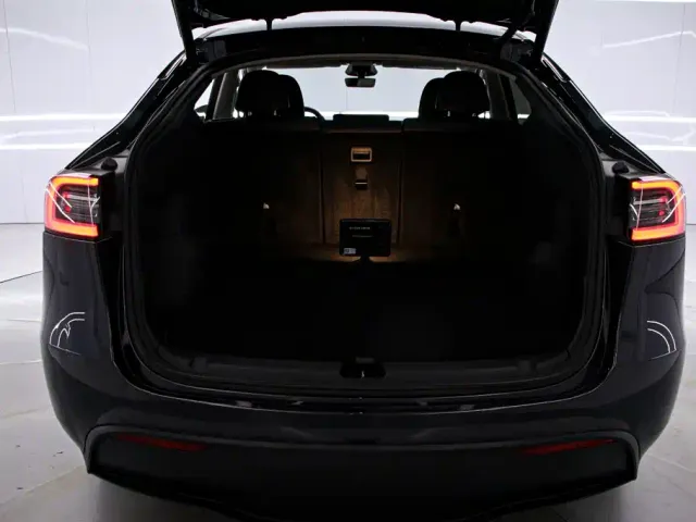 Tesla Model Y — Фото автомобиля 15