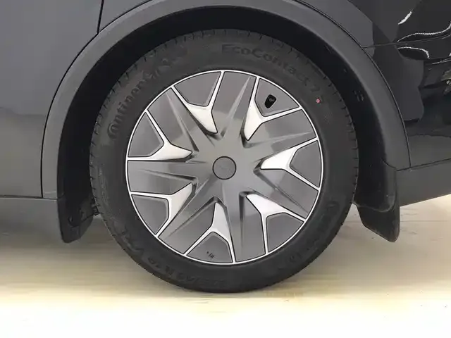 Tesla Model Y L — Фото автомобиля 17