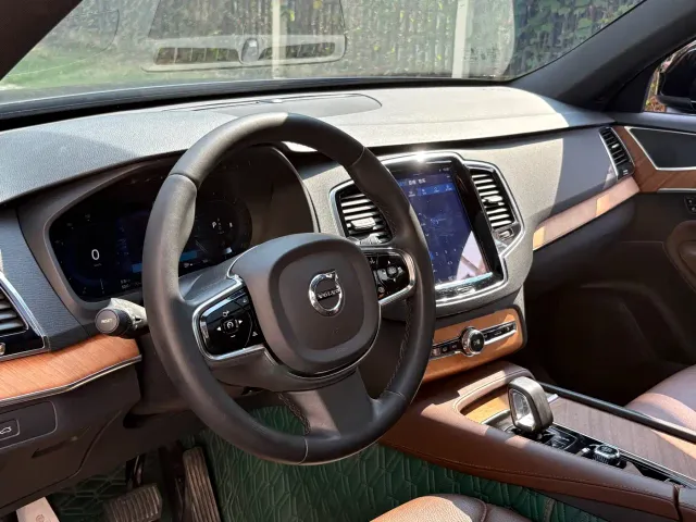 Volvo XC90 — Фото автомобиля 8
