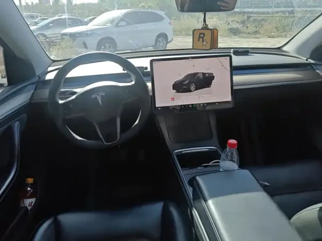 Tesla Model Y — Фото автомобиля 12