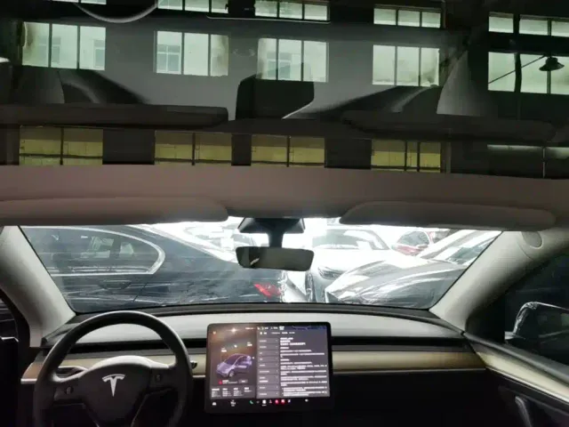 Tesla Model Y — Фото автомобиля 17