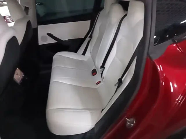 Tesla Model 3 — Фото автомобиля 16