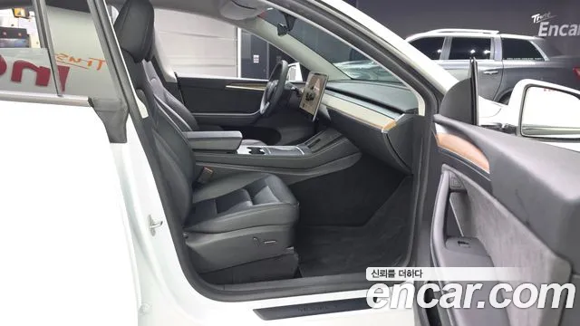 Tesla Model Y — Фото автомобиля 16