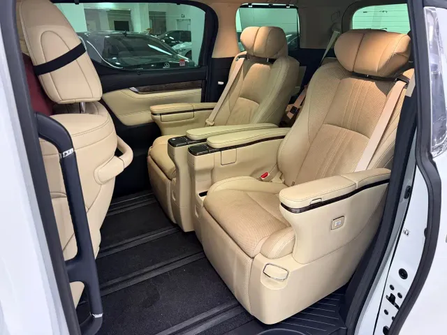 Toyota Alphard — Фото автомобиля 8