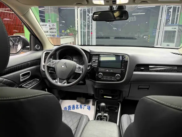 Mitsubishi Outlander — Фото автомобиля 9